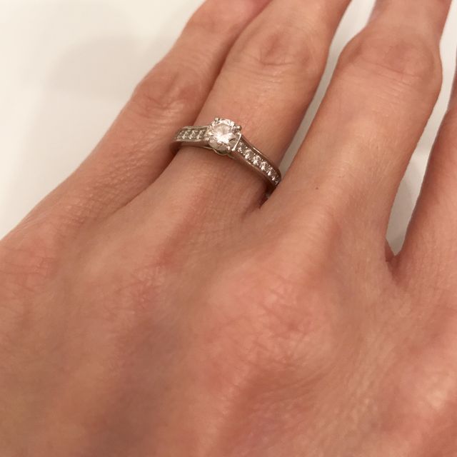 【カルティエ(Cartier)の口コミ】 元々はティファニーの定番の婚約指輪が欲しくて、まずはじめに銀座のティ…