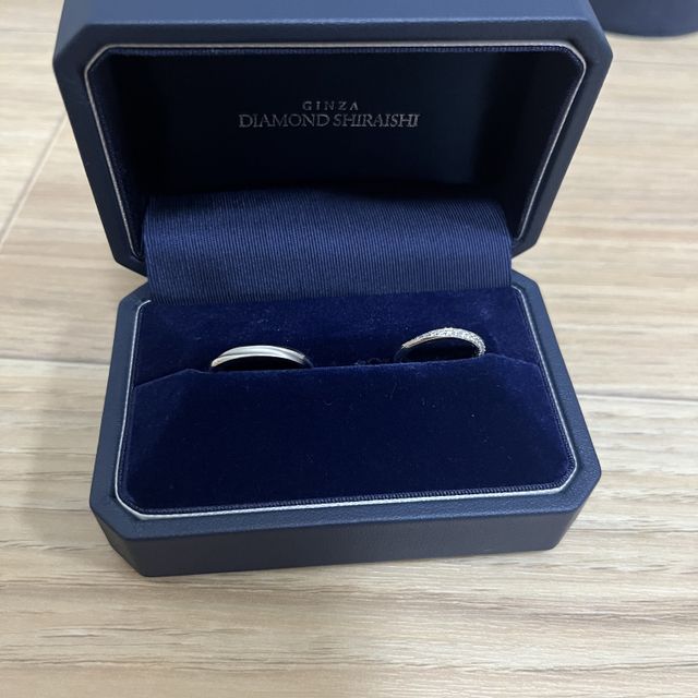 【銀座ダイヤモンドシライシの口コミ】 華奢なデザインが気に入りこちらに決めました。さりげないのですがつける…