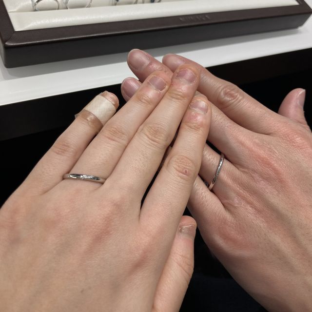 【俄(にわか)の口コミ】 デザインはシンプルで細く、少しカーブしていて私たちの細い指にはピッタ…