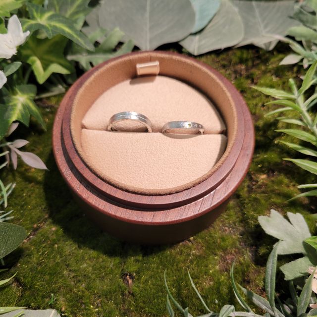 【COLANY(コラニー)の口コミ】 3つ埋め込まれているダイヤが段階的にサイズが異なり、色を自分でカスタマ…