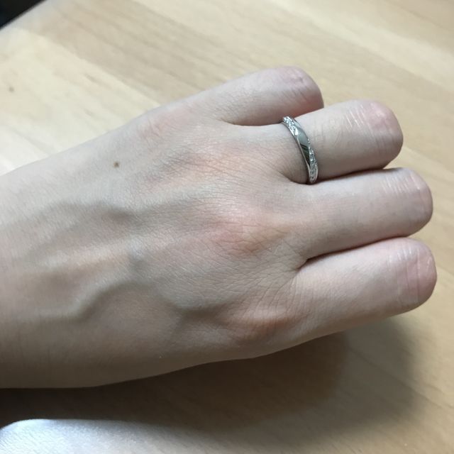 【ラザール ダイヤモンド(LAZARE DIAMOND)の口コミ】 女性用はダイヤモンドが真ん中ではなく、横に入っていて着用時にどこから…