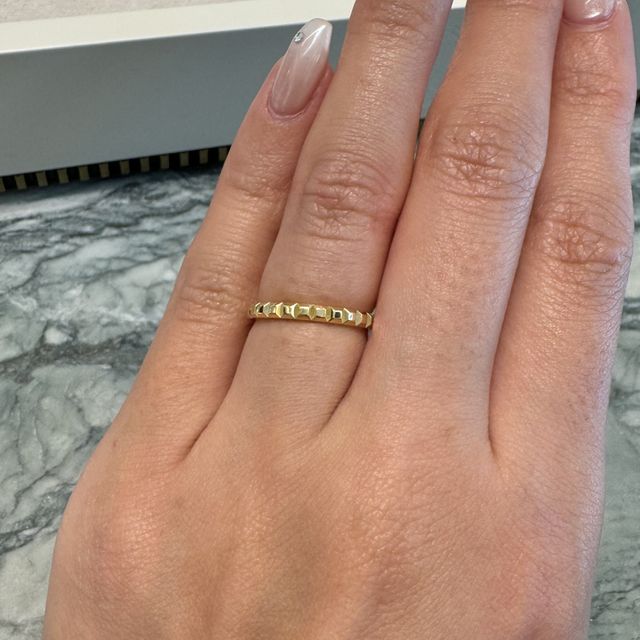 【ブシュロン(BOUCHERON)の口コミ】 何よりもデザインに惹かれて選びました。婚約指輪は華やかなメレダイヤの…