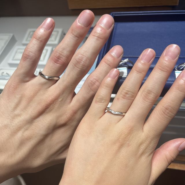 【銀座ダイヤモンドシライシの口コミ】 デザインはちょっと私たちには大人っぽいかなって思っていましたが、つけ…