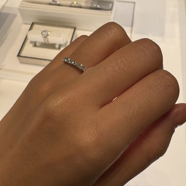 【ティファニー(Tiffany & Co.)の口コミ】 婚約指輪は日常使いできる華やかなものがいいと思い、エタニティタイプで…