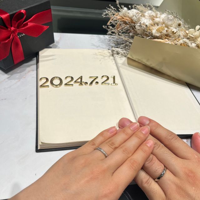 【ラザール ダイヤモンド(LAZARE DIAMOND)の口コミ】 デザインが気に入りました。
似たようなデザインで他ブランドと比較したと…