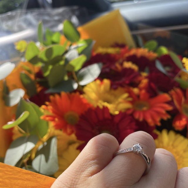 【ラザール ダイヤモンド(LAZARE DIAMOND)の口コミ】 シンプルですが、ダイヤモンドの存在感もありとても綺麗に見えます。
婚約…