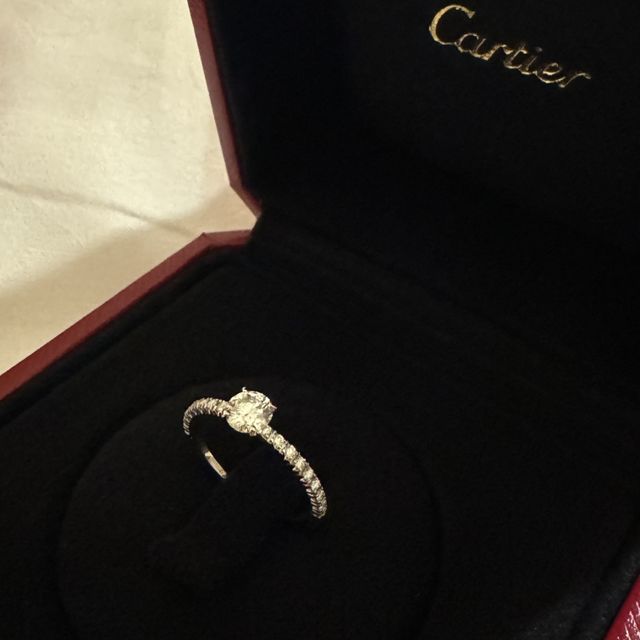 【カルティエ(Cartier)の口コミ】 ハーフエタニティのリングで、リング自体は細いですがダイヤの輝きで上品…