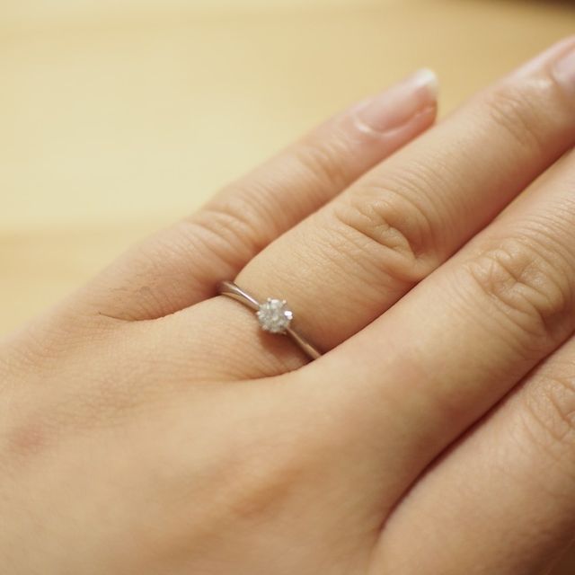 【ラザール ダイヤモンド(LAZARE DIAMOND)の口コミ】 台座の高さがあまり高くなく、普段つけていても引っ掛かりが少ないところ…