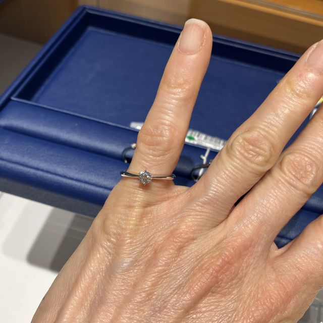 【銀座ダイヤモンドシライシの口コミ】 ダイヤモンドの輝きが他の店と違って　眩しいほどでした。
ダイヤモンドの…