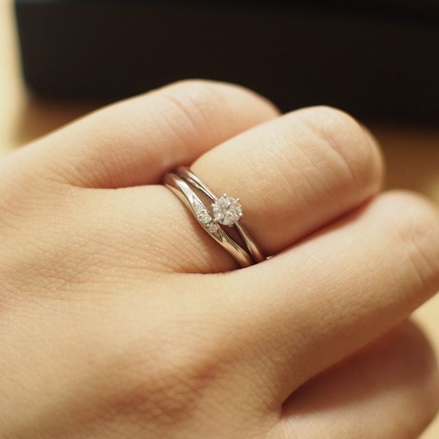 【ラザール ダイヤモンド(LAZARE DIAMOND)の口コミ】 重ね付けしやすいストレートタイプで探していましたがあまりピンと来ず悩…