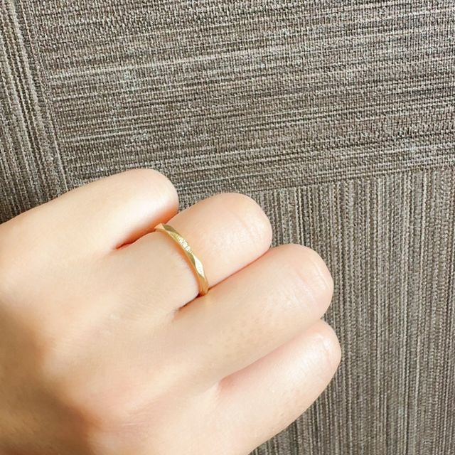 【MACHERIE(マシェリ)の口コミ】 デザインが他にあまりないもので気に入りました。
ダイヤの部分も綺麗に見…