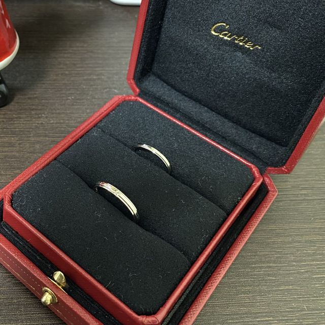 【カルティエ(Cartier)の口コミ】 夫婦で同じデザインですが、リング幅を男性の指に合うよう夫の方をやや幅…
