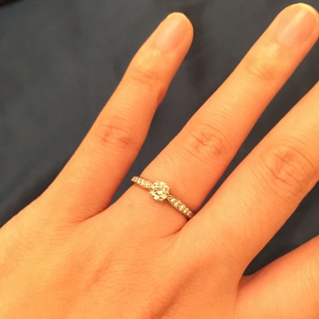 【ティファニー(Tiffany & Co.)の口コミ】 色々と試着していくなかで、一石タイプのものよりも両サイドにも石が付い…