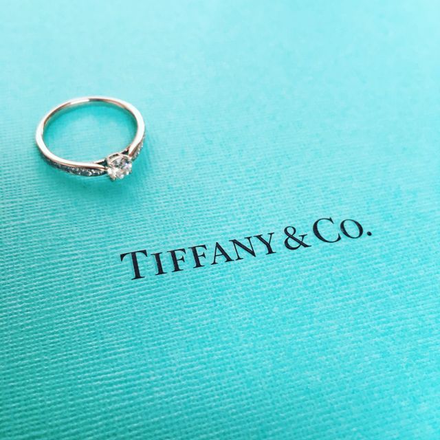 【ティファニー(Tiffany & Co.)の口コミ】 色々と試着していくなかで、一石タイプのものよりも両サイドにも石が付い…