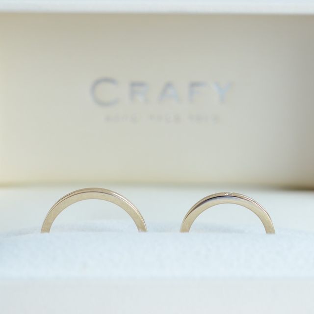 【CRAFY(クラフィ)の口コミ】 シャンパンゴールドにしました。上と下で加工をかえて、中の文字もオシャ…