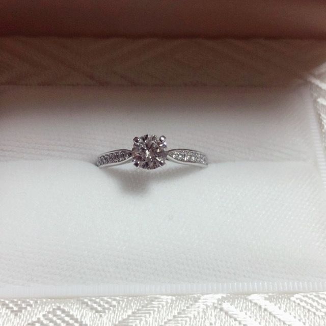 【カオキ　ダイヤモンド専門卸直営店の口コミ】 とにかくキラキラしている指輪がよくて、メレを選択しました。デザインも…