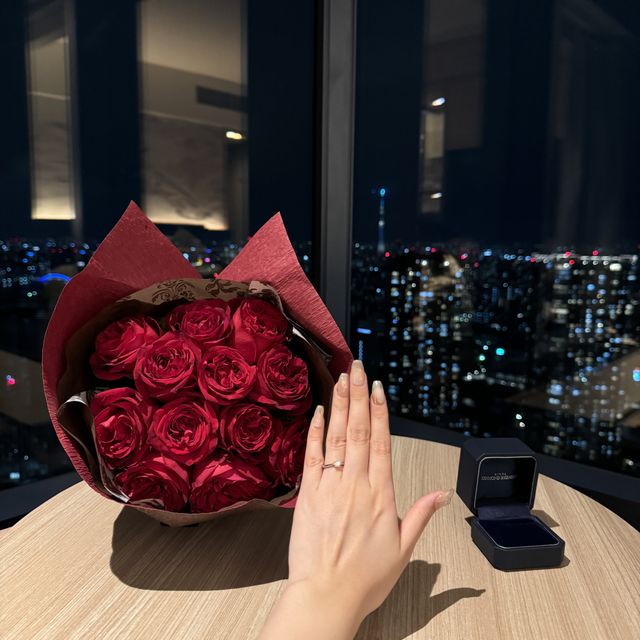 【銀座ダイヤモンドシライシの口コミ】 指輪の形をウェーブにすることで指を長く綺麗に見せることができるのでこ…