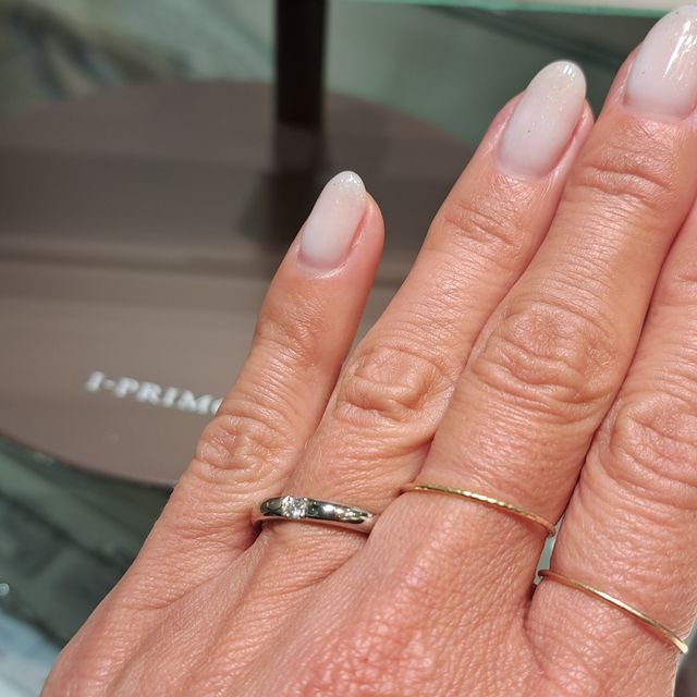 【アイプリモ(I-PRIMO)の口コミ】 結婚指輪は絶対ゴールドと決めていました
海にいくことが多く日焼けしてい…