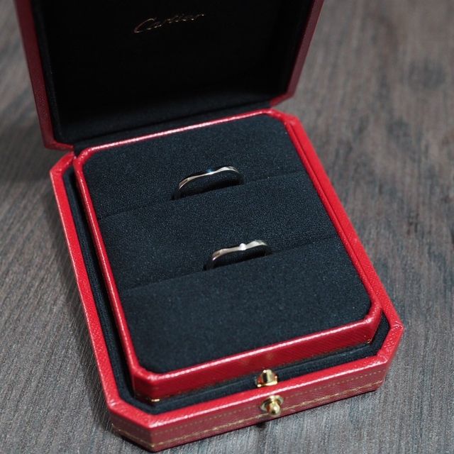 【カルティエ(Cartier)の口コミ】 デザインはカーブ型で、女性のものはダイヤモンドが3つついてます。裏表が…