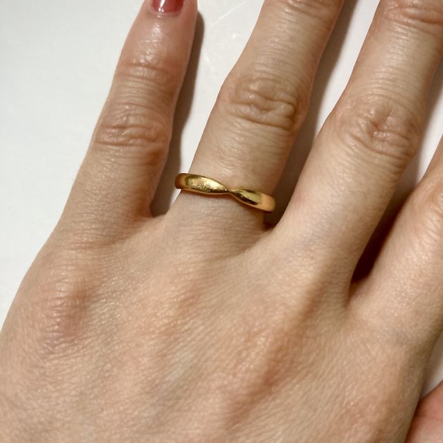 【ティファニー(Tiffany & Co.)の口コミ】 ローズゴールドで指に馴染みやすい色です。
店舗でいくつか着用してみて、…
