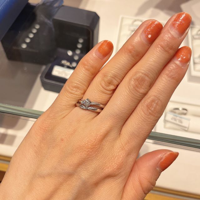 【銀座ダイヤモンドシライシの口コミ】 斜めに捻れるデザインで、婚約指輪との重ね付けが映えそうで選びました。…
