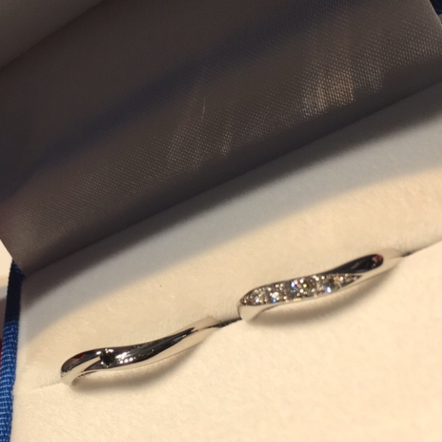 【GALA JEWELRY(ガラジュエリー)の口コミ】 こちらのマリッジリング（女性用）はデザインはシンプルなのですが、埋め…