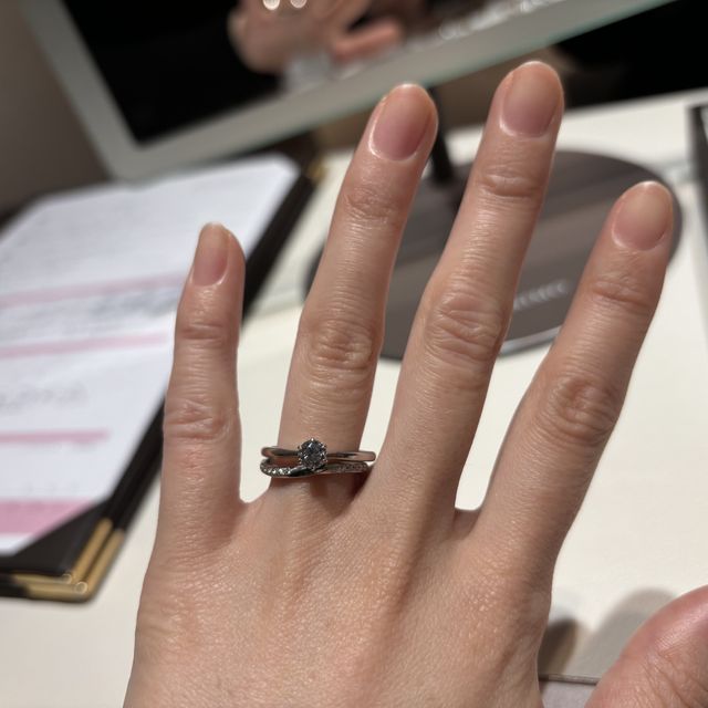 【銀座ダイヤモンドシライシの口コミ】 細目で日本人の指のタイプにあうデザインだと思います。シンプルなデザイ…
