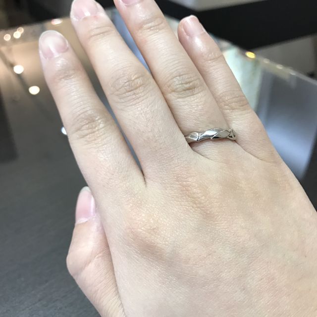 【俄(にわか)の口コミ】 プラチナ素材なので金属アレルギーがある方でもだいたい安心です。デザイ…