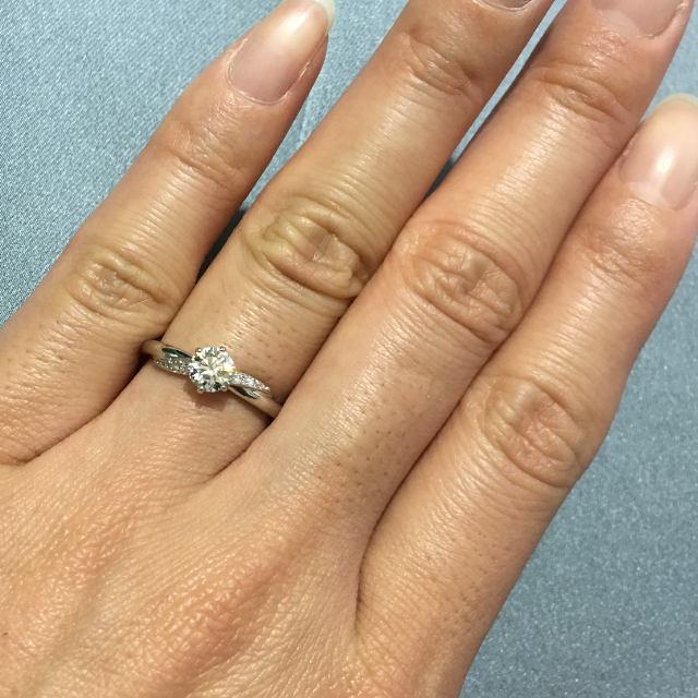 【GALA JEWELRY(ガラジュエリー)の口コミ】 ウェーブではないのですが、メレダイヤが斜めに入っているのでウェーブの…