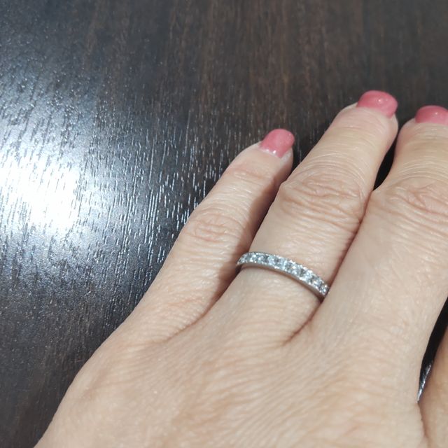 【銀座ダイヤモンドシライシの口コミ】 ハーフエタニティのデザインで、ダイヤモンドの一つ一つの輝きがとても上…