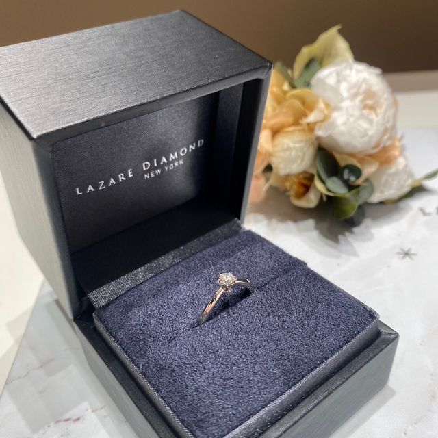 【ラザール ダイヤモンド(LAZARE DIAMOND)の口コミ】 婚約指輪のデザインはシンプルなものを選んだ。
理由は、世界三大ダイヤモ…