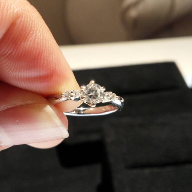 【GALA JEWELRY(ガラジュエリー)の口コミ】 飽きの来ないデザインですが、少しおしゃれで気に入りました！メレダイヤ…