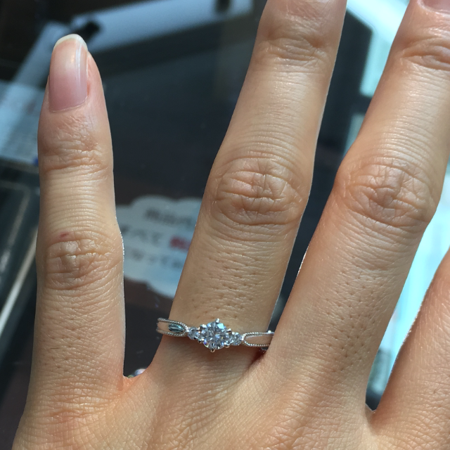 【カオキ　ダイヤモンド専門卸直営店の口コミ】 メレダイヤが豪華さを出し、またミル打ちが華やかさを出している点が気に…