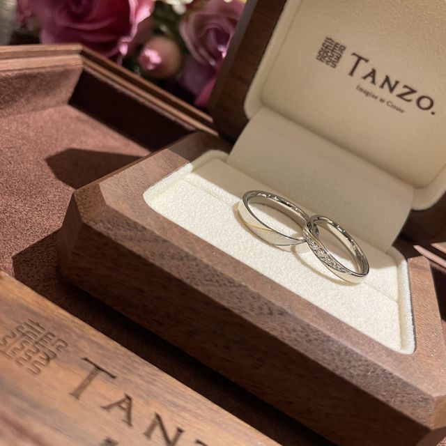 【TANZO.(鍛造指輪)の口コミ】 2人の好みの形(平打ちや指輪の幅など)があるものの、どこかペア感は出した…
