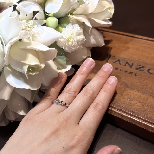【TANZO.(鍛造指輪)の口コミ】 誕生石、誕生花をあしらうデザインにしました。良いグレードのダイヤモン…
