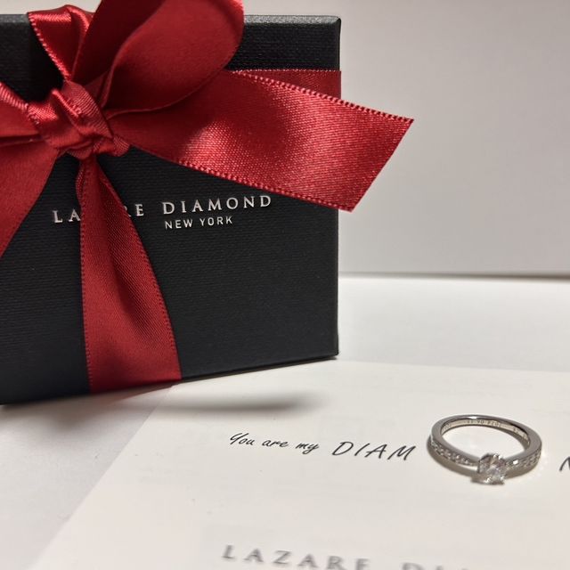 【ラザール ダイヤモンド(LAZARE DIAMOND)の口コミ】 中央に向けて細くなり、中央のダイヤがより大きく強調されるような作りで…