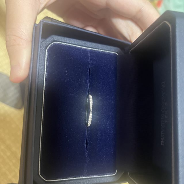 【銀座ダイヤモンドシライシの口コミ】 少し真ん中に窪みがあり、指が綺麗に見えます。
ダイヤがたくさん入ってい…