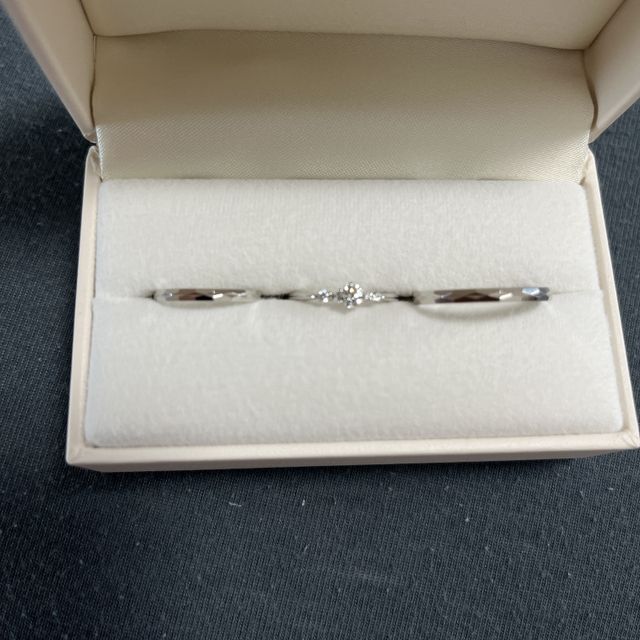 【ROYAL ASSCHER(ロイヤル・アッシャー)の口コミ】 3本セットですが、普段は結婚指輪しかつけないので、結婚指輪単体でも存在…