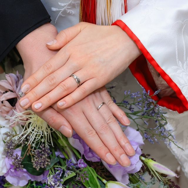 【俄(にわか)の口コミ】 手に馴染み、とても付け心地が良いです。
セットリングなので、結婚指輪と…