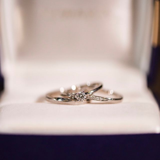 【俄(にわか)の口コミ】 手に馴染み、とても付け心地が良いです。
セットリングなので、結婚指輪と…