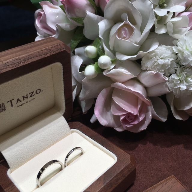 【TANZO.(鍛造指輪)の口コミ】 デザインはシンプルですが、形や素材、厚みや刻印などわたしたちの想いの…