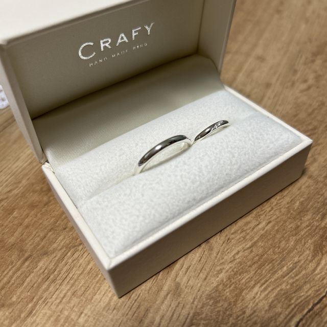 【CRAFY(クラフィ)の口コミ】 毎日つけやすいように、シンプルなデザインにしました。
石を3連で入れて…