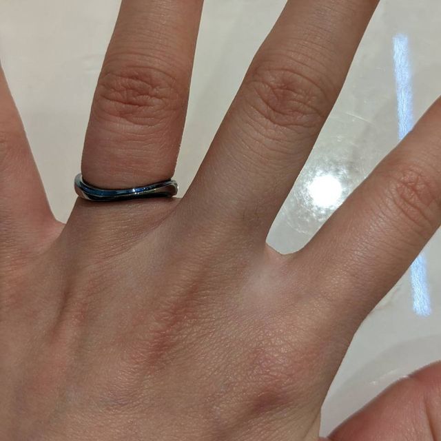 【SORA(ソラ)の口コミ】 緩やかなウェーブリングで、ウェーブに沿って色が入っています。カラー部…