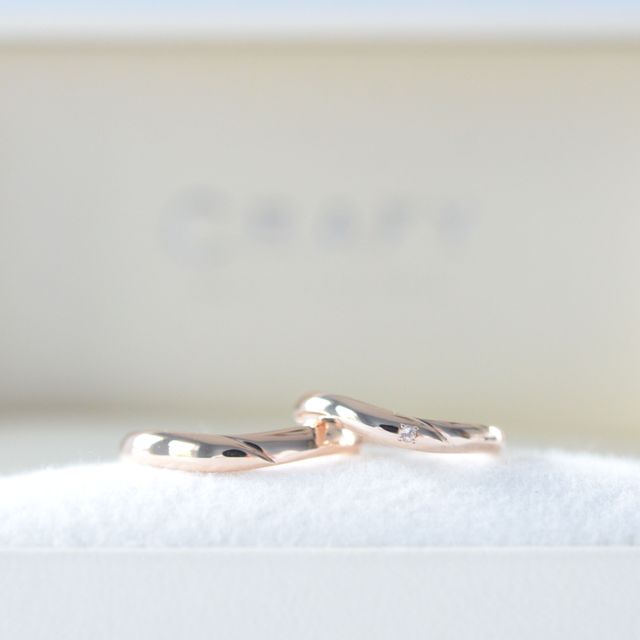 【CRAFY(クラフィ)の口コミ】 形はv字で、3つまでストーンが選べたので私はトップと内側に1つずつ、彼は…