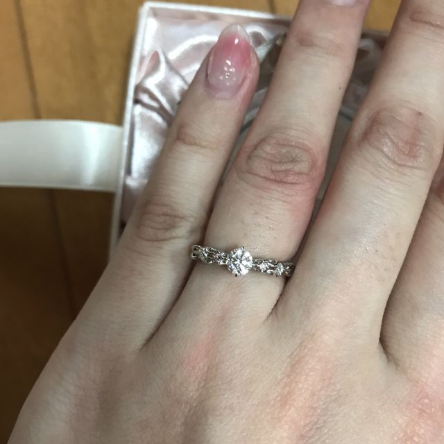 【JEWELRY  KAMATA(ジュエリーかまた)の口コミ】 デザインが可愛く一目惚れしました。
横から見たらティアラのようなデザイ…