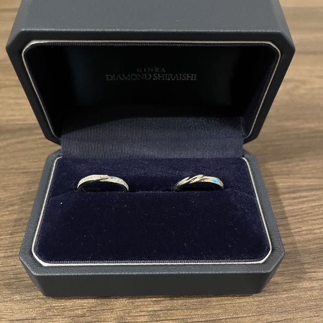 【銀座ダイヤモンドシライシの口コミ】 女性用の結婚指輪は細身で輝いています。どこからどう見ても、反射して綺…