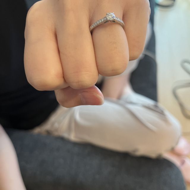 【銀座ダイヤモンドシライシの口コミ】 女性用の結婚指輪は細身で輝いています。どこからどう見ても、反射して綺…