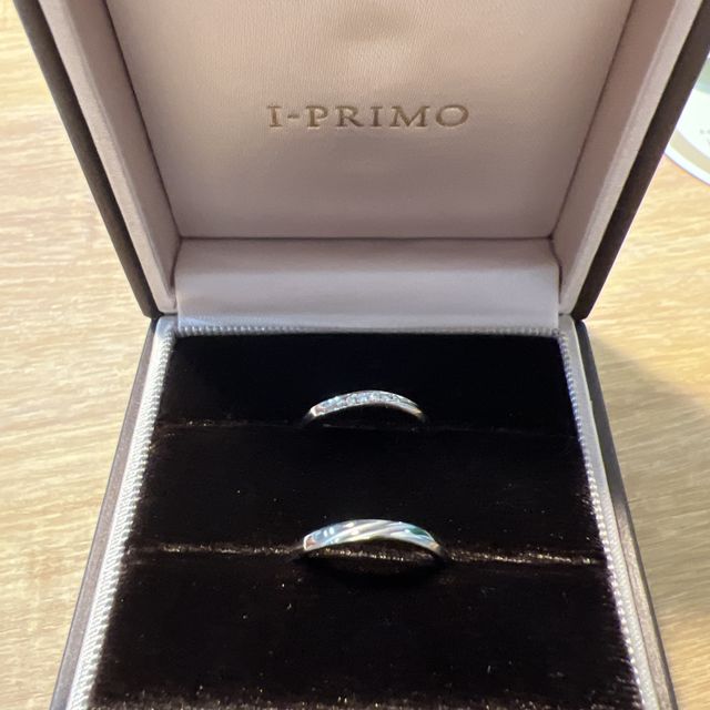 【アイプリモ(I-PRIMO)の口コミ】 シンプルすぎないウェーブでダイヤは輝きすぎずに指に馴染んでくれるので…