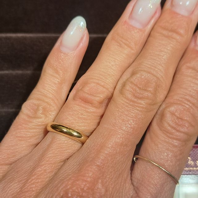 【カルティエ(Cartier)の口コミ】 素材は18金ゴールド
幅2.5mm
結婚指輪は絶対ゴールドにきめていましたので…