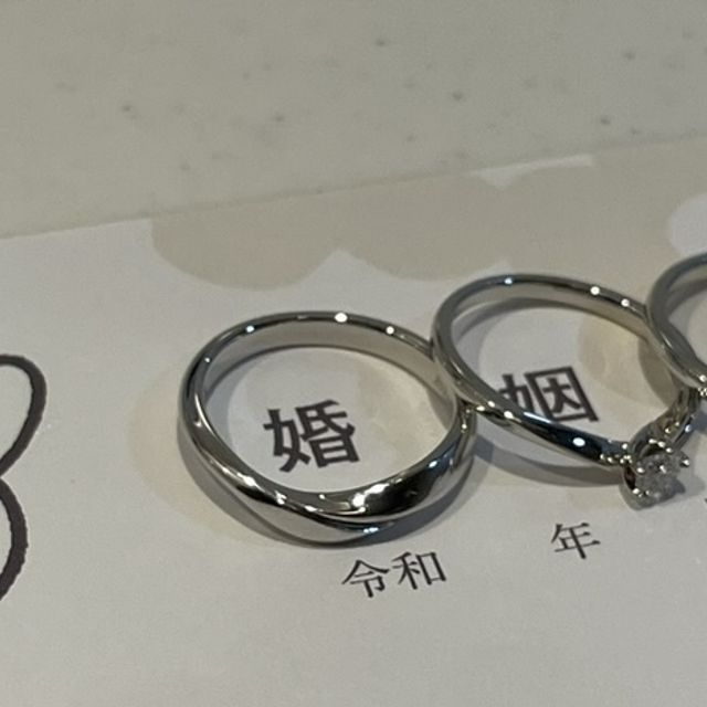 【俄(にわか)の口コミ】 初桜というデザインです。指輪が並行ではなくて、ややゆがんだ形状なため…